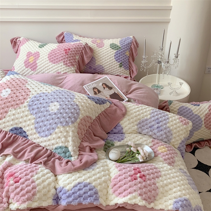 91家纺网 家纺一手货源 找家纺 潘朵拉 2023年新款豆豆绒花边牛奶绒四件套 半眠