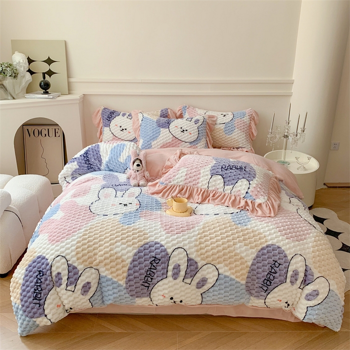 91家纺网 家纺一手货源 找家纺 潘朵拉 2023年新款豆豆绒花边牛奶绒四件套 小奶兔