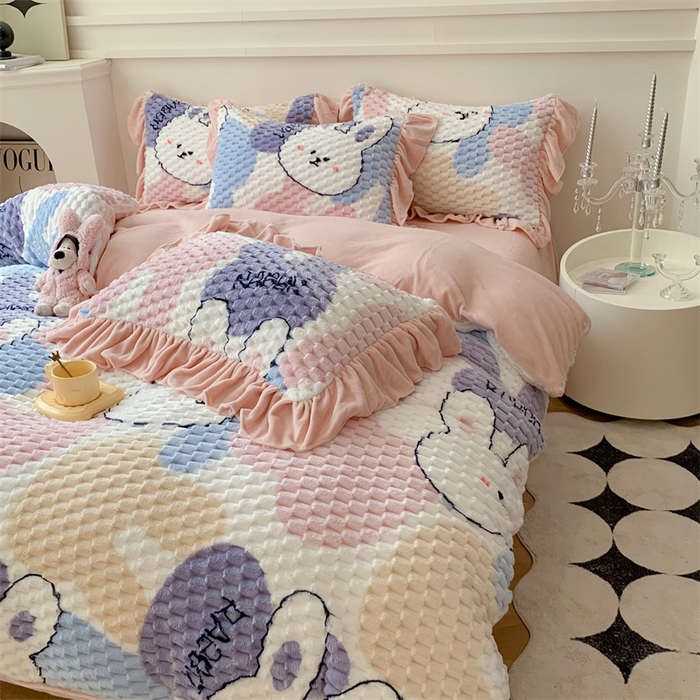 91家纺网 家纺一手货源 找家纺 潘朵拉 2023年新款豆豆绒花边牛奶绒四件套 小奶兔