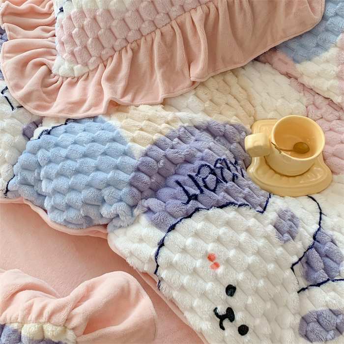 91家纺网 家纺一手货源 找家纺 潘朵拉 2023年新款豆豆绒花边牛奶绒四件套 小奶兔