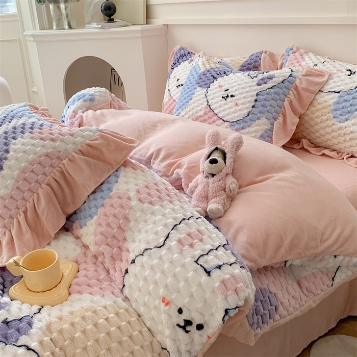 91家纺网 家纺一手货源 找家纺 潘朵拉 2023年新款豆豆绒花边牛奶绒四件套 小奶兔