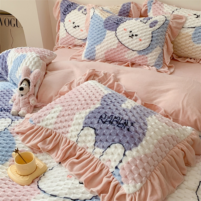 91家纺网 家纺一手货源 找家纺 潘朵拉 2023年新款豆豆绒花边牛奶绒四件套 小奶兔