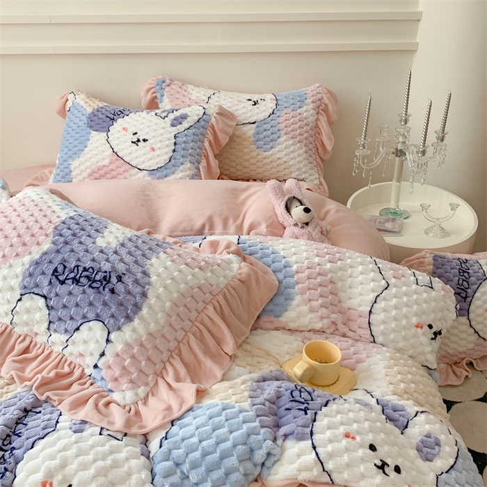 91家纺网 家纺一手货源 找家纺 潘朵拉 2023年新款豆豆绒花边牛奶绒四件套 小奶兔