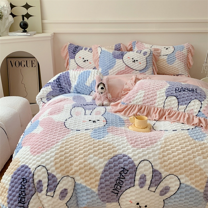 91家纺网 家纺一手货源 找家纺 潘朵拉 2023年新款豆豆绒花边牛奶绒四件套 小奶兔