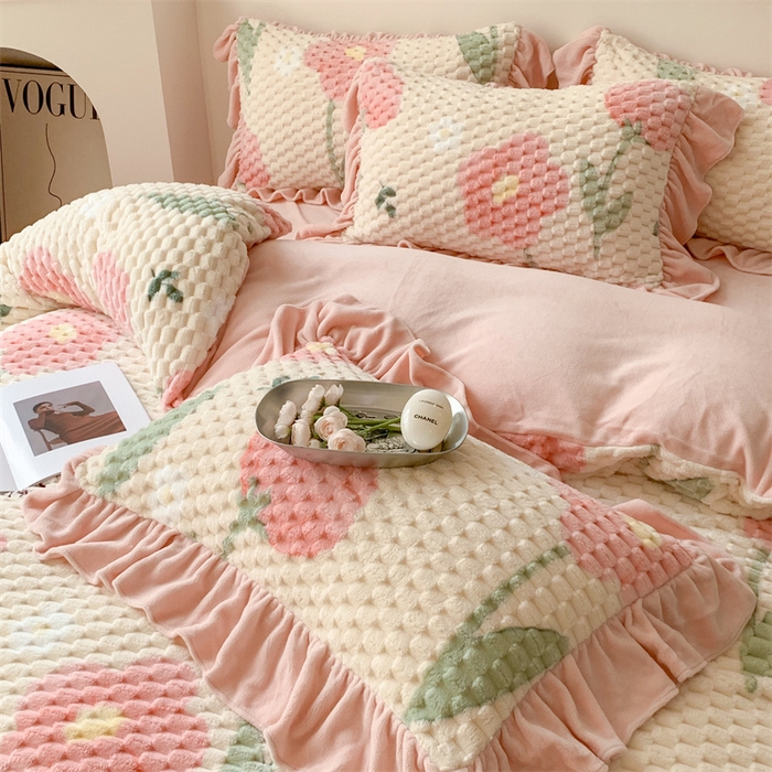 91家纺网 家纺一手货源 找家纺 潘朵拉 2023年新款豆豆绒花边牛奶绒四件套 粉萝