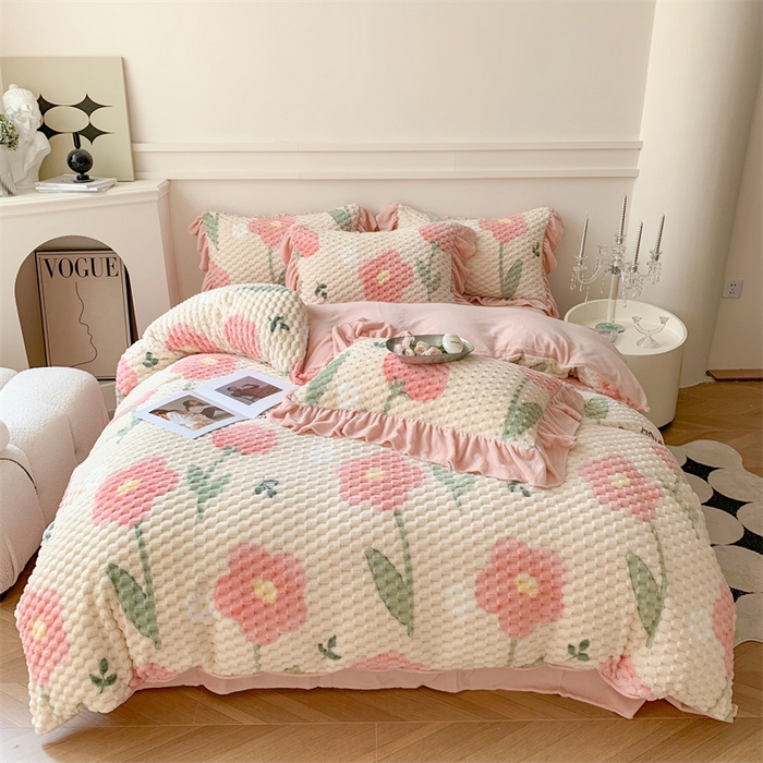 91家纺网 家纺一手货源 找家纺 潘朵拉 2023年新款豆豆绒花边牛奶绒四件套 粉萝