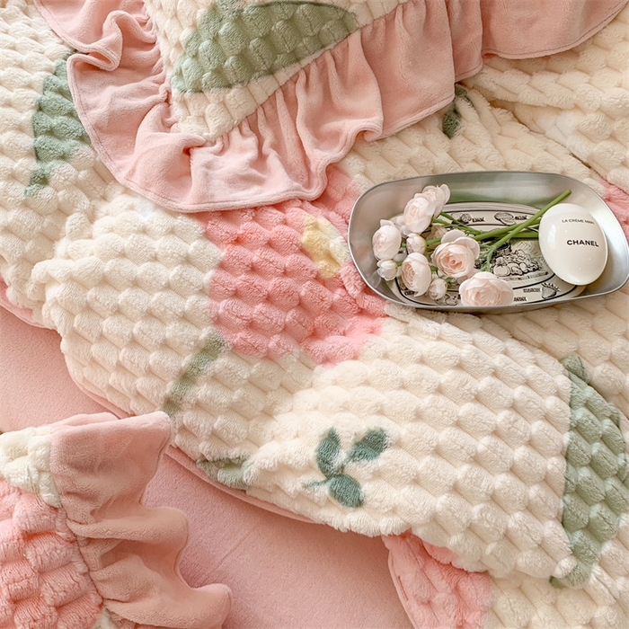 91家纺网 家纺一手货源 找家纺 潘朵拉 2023年新款豆豆绒花边牛奶绒四件套 粉萝