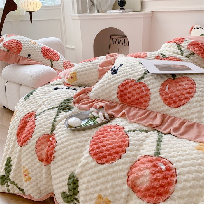 91家纺网 家纺一手货源 找家纺 潘朵拉 2023年新款豆豆绒花边牛奶绒四件套 樱桃丸子