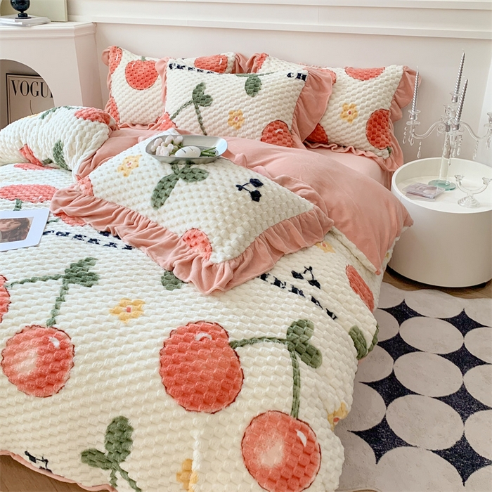 91家纺网 家纺一手货源 找家纺 潘朵拉 2023年新款豆豆绒花边牛奶绒四件套 樱桃丸子