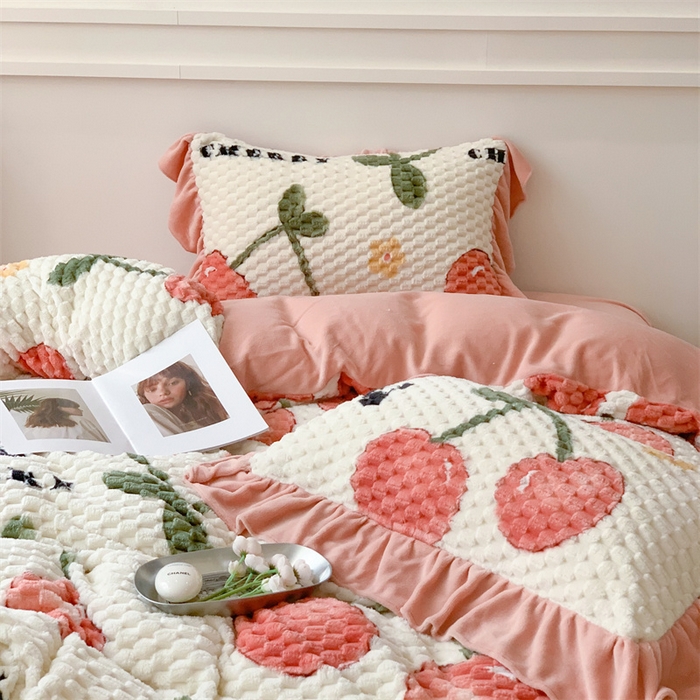 91家纺网 家纺一手货源 找家纺 潘朵拉 2023年新款豆豆绒花边牛奶绒四件套 樱桃丸子