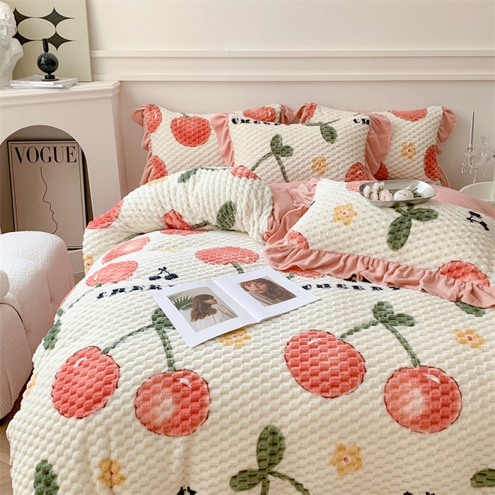 91家纺网 家纺一手货源 找家纺 潘朵拉 2023年新款豆豆绒花边牛奶绒四件套 樱桃丸子