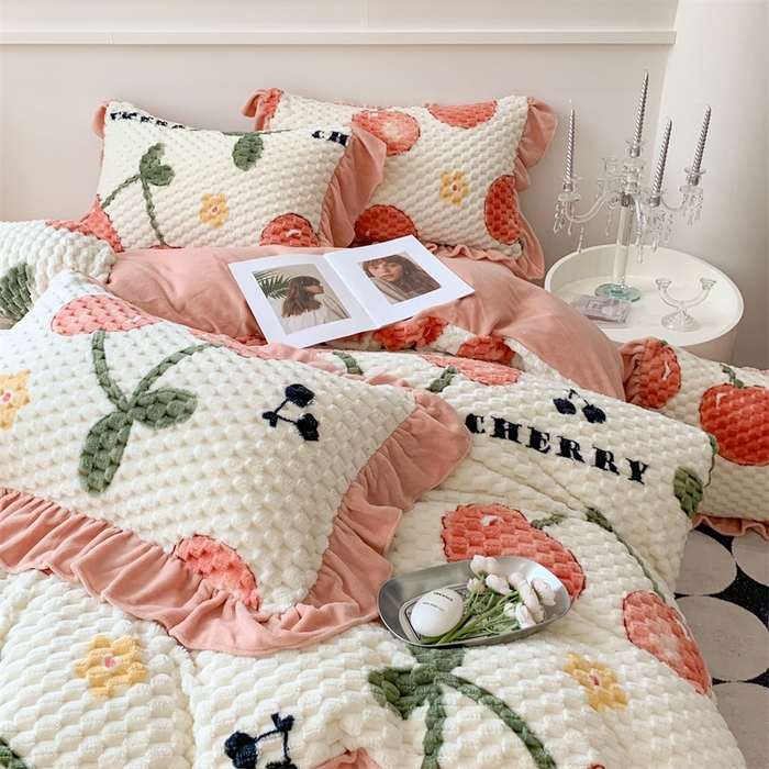 91家纺网 家纺一手货源 找家纺 潘朵拉 2023年新款豆豆绒花边牛奶绒四件套 樱桃丸子