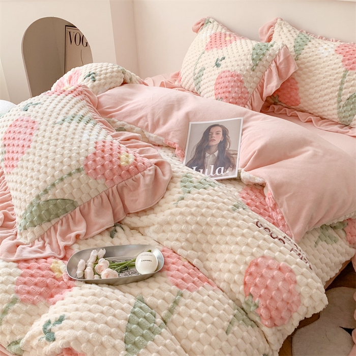 91家纺网 家纺一手货源 找家纺 潘朵拉 2023年新款豆豆绒花边牛奶绒四件套 粉萝