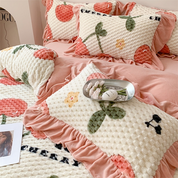 91家纺网 家纺一手货源 找家纺 潘朵拉 2023年新款豆豆绒花边牛奶绒四件套 樱桃丸子