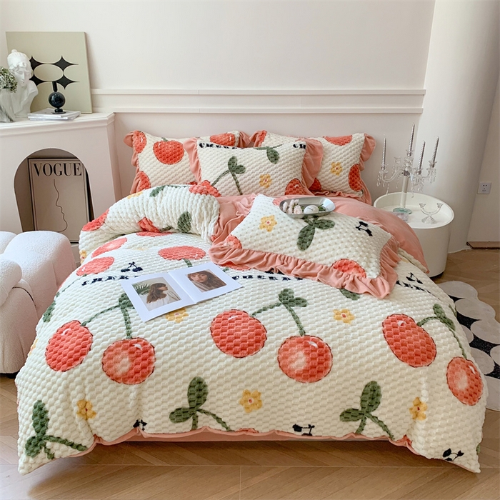 91家纺网 家纺一手货源 找家纺 潘朵拉 2023年新款豆豆绒花边牛奶绒四件套 樱桃丸子