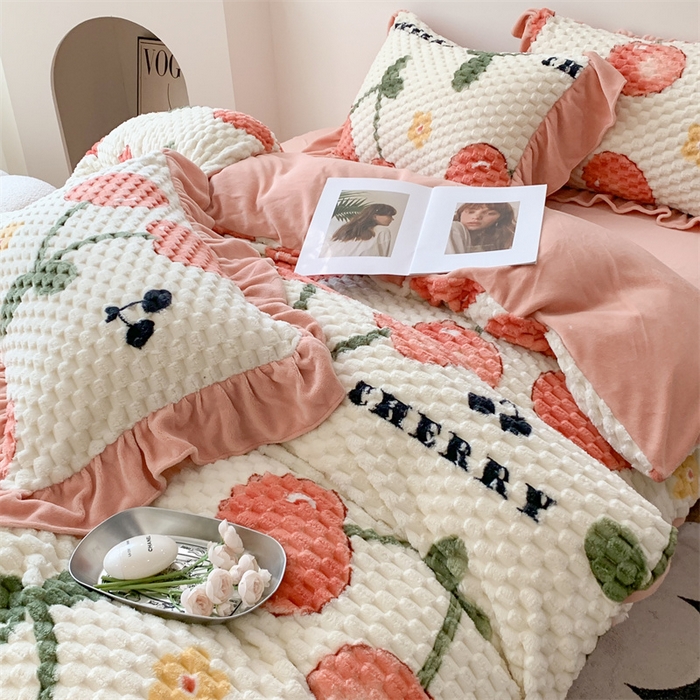 91家纺网 家纺一手货源 找家纺 潘朵拉 2023年新款豆豆绒花边牛奶绒四件套 樱桃丸子