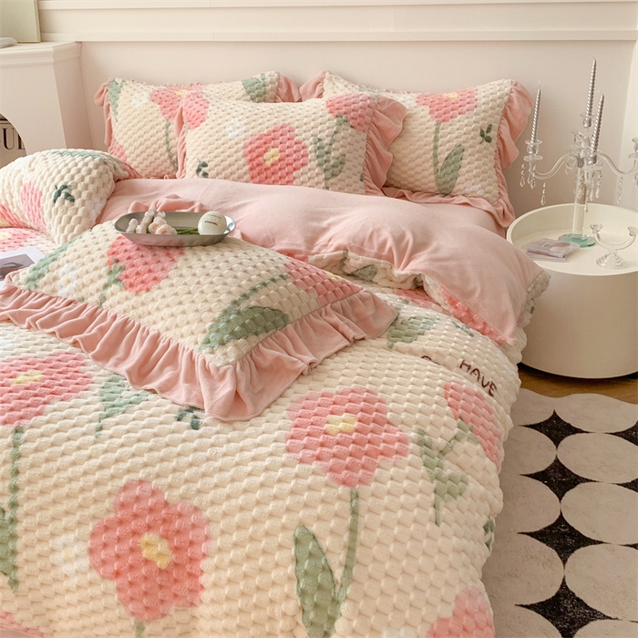 91家纺网 家纺一手货源 找家纺 潘朵拉 2023年新款豆豆绒花边牛奶绒四件套 粉萝