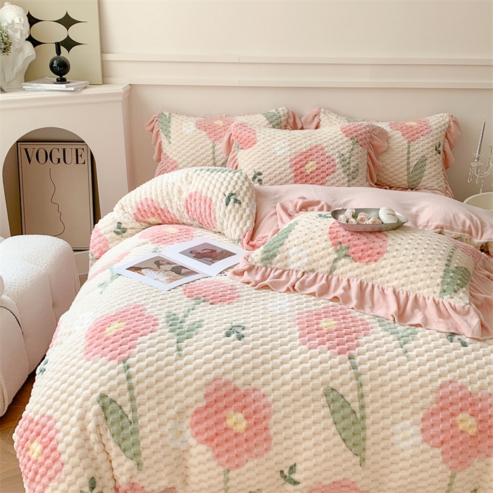 91家纺网 家纺一手货源 找家纺 潘朵拉 2023年新款豆豆绒花边牛奶绒四件套 粉萝