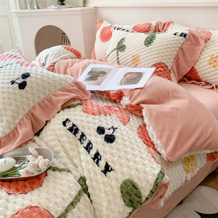 91家纺网 家纺一手货源 找家纺 潘朵拉 2023年新款豆豆绒花边牛奶绒四件套 樱桃丸子