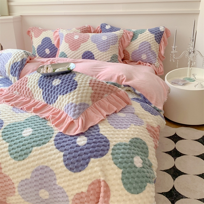 91家纺网 家纺一手货源 找家纺 潘朵拉 2023年新款豆豆绒花边牛奶绒四件套 花城