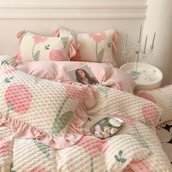 91家纺网 家纺一手货源 找家纺 潘朵拉 2023年新款豆豆绒花边牛奶绒四件套 粉萝