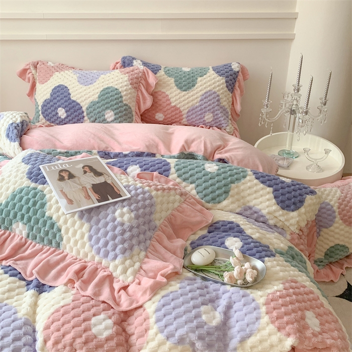 91家纺网 家纺一手货源 找家纺 潘朵拉 2023年新款豆豆绒花边牛奶绒四件套 花城