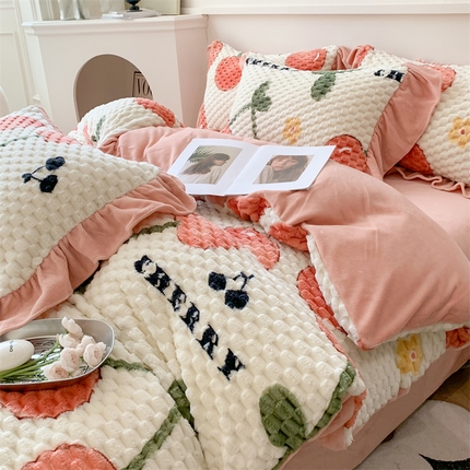 91家纺网 家纺一手货源 找家纺 潘朵拉 2023年新款豆豆绒花边牛奶绒四件套 樱桃丸子