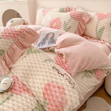 91家纺网 家纺一手货源 找家纺 潘朵拉 2023年新款豆豆绒花边牛奶绒四件套 粉萝