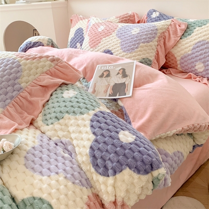 91家纺网 家纺一手货源 找家纺 潘朵拉 2023年新款豆豆绒花边牛奶绒四件套 花城