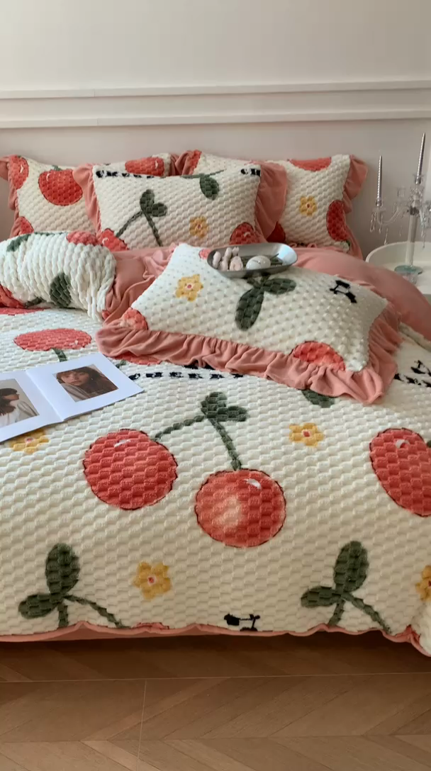 91家纺网 家纺一手货源 找家纺 潘朵拉 2023年新款豆豆绒花边牛奶绒四件套 樱桃丸子