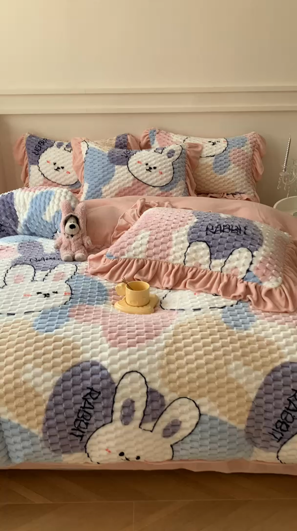 91家纺网 家纺一手货源 找家纺 潘朵拉 2023年新款豆豆绒花边牛奶绒四件套 小奶兔