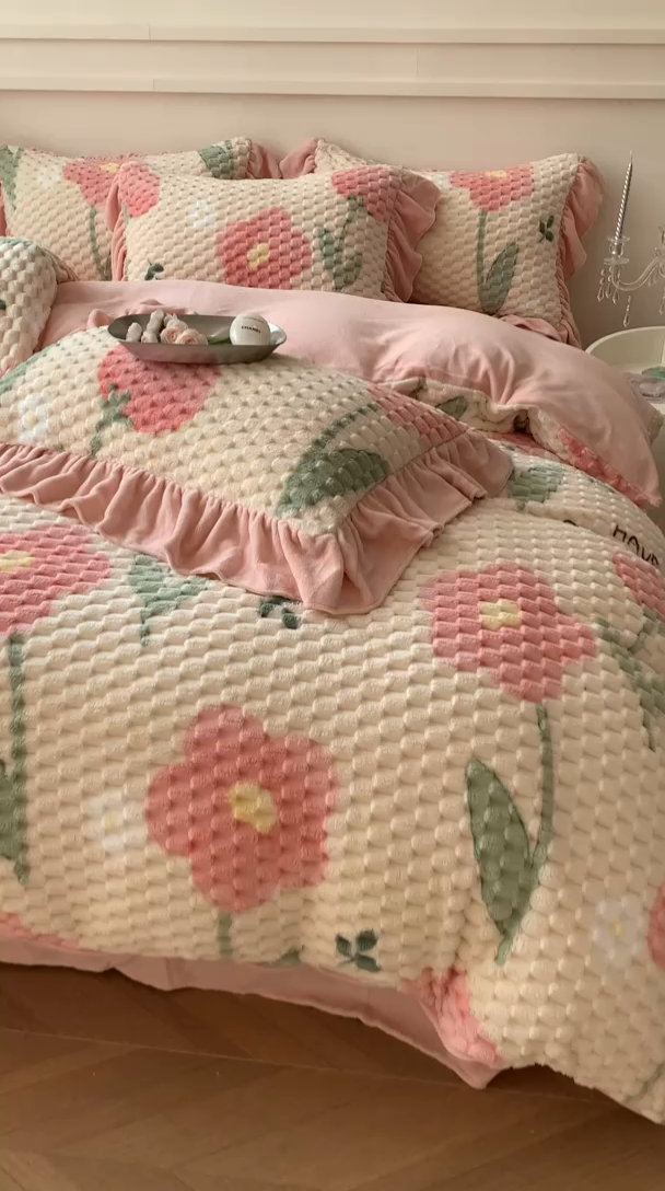 91家纺网 家纺一手货源 找家纺 潘朵拉 2023年新款豆豆绒花边牛奶绒四件套 粉萝