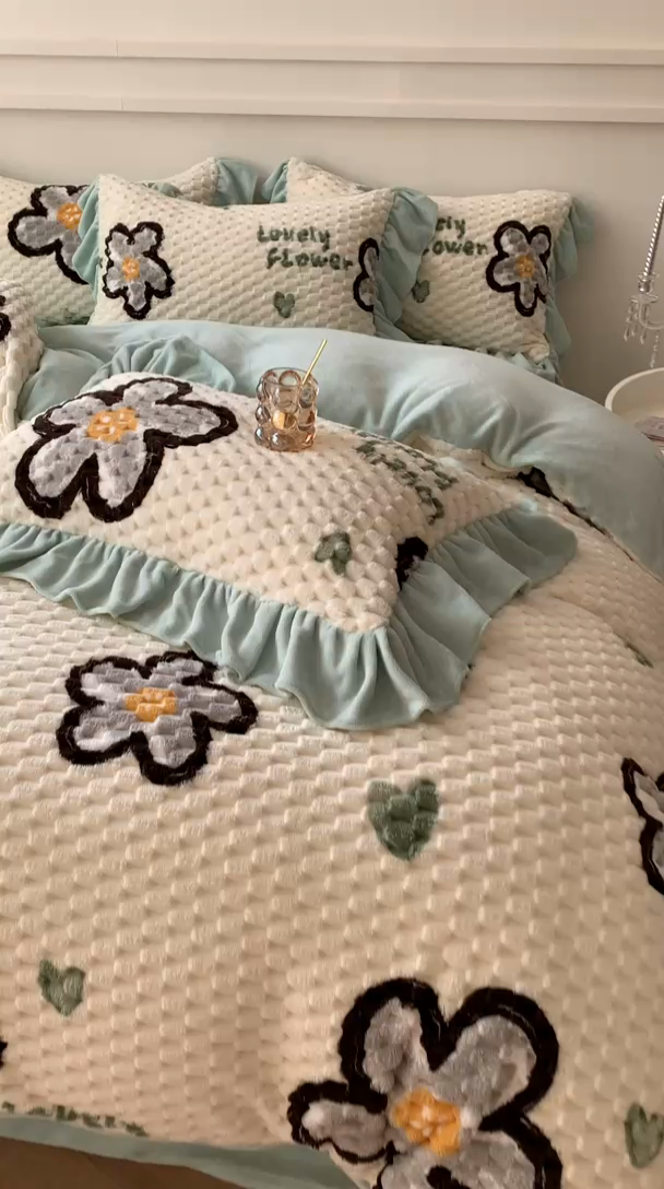 91家纺网 家纺一手货源 找家纺 潘朵拉 2023年新款豆豆绒花边牛奶绒四件套 青雅