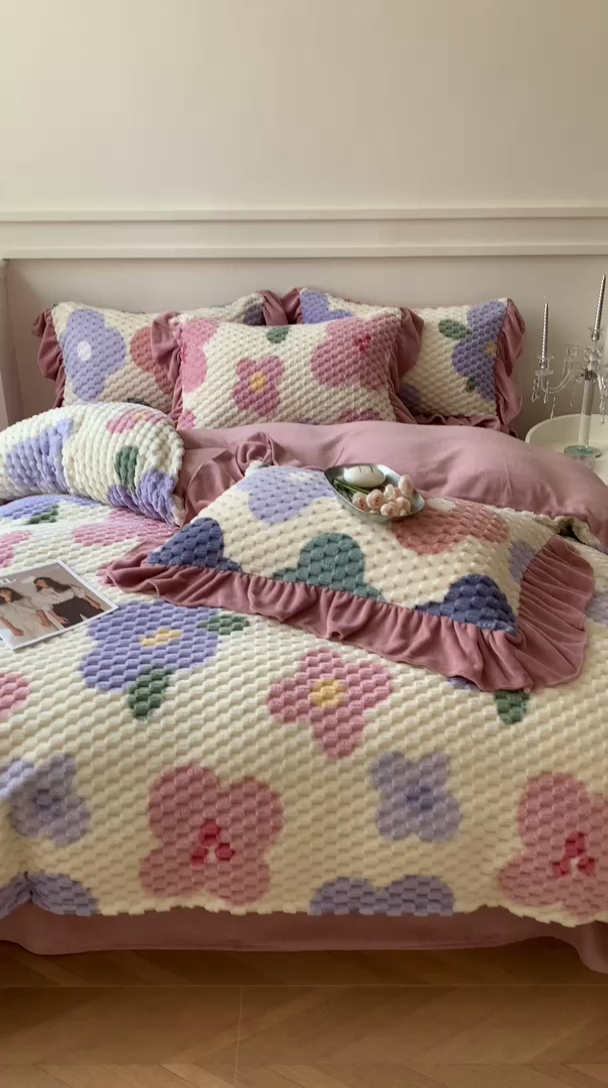 91家纺网 家纺一手货源 找家纺 潘朵拉 2023年新款豆豆绒花边牛奶绒四件套 花城