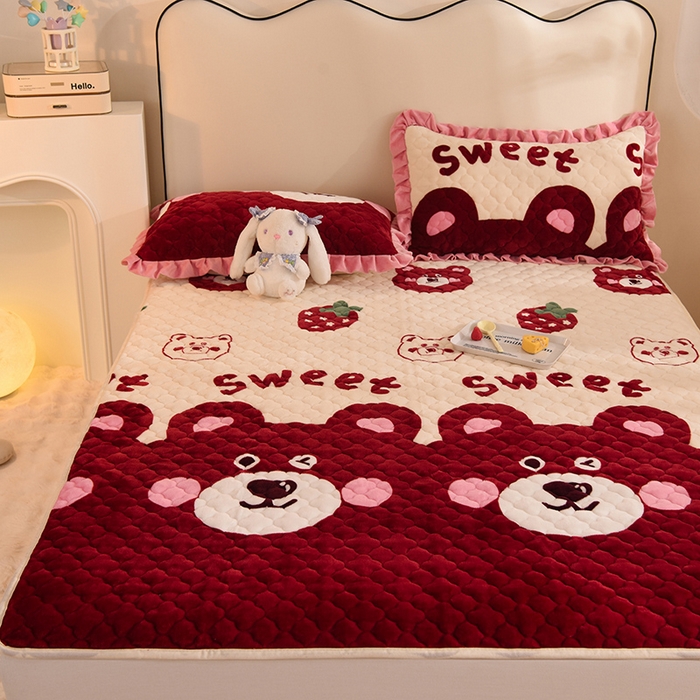 91家纺网 家纺一手货源 找家纺 美达 2025新款A类牛奶绒夹棉床垫 草莓熊