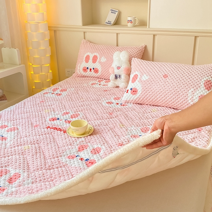 91家纺网 家纺一手货源 找家纺 澳梵家居 2023新款豆豆绒夹棉床护垫 奶油味兔兔