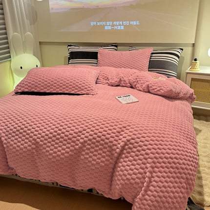 91家纺网 家纺一手货源 找家纺 花漾家居 2023新款波西米亚风金龟绒牛奶绒双拼四件套 都市粉玉