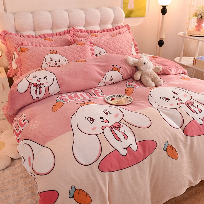 91家纺网 家纺一手货源 找家纺 美达 2025新款A类牛奶绒印花床笠款四件套 玉兔粉