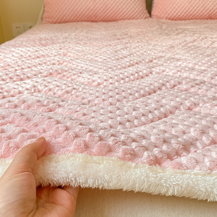 91家纺网 家纺一手货源 找家纺 澳梵家居 2023新款豆豆绒夹棉床护垫 豆豆-粉