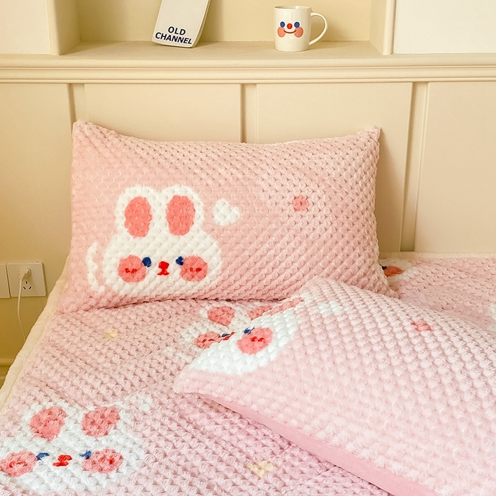 91家纺网 家纺一手货源 找家纺 澳梵家居 2023新款豆豆绒夹棉床护垫 奶油味兔兔