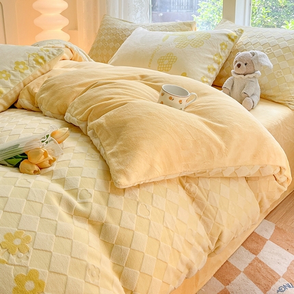 91家纺网 家纺一手货源 找家纺 雅居纺家纺 2023新款立体雕花牛奶绒幸运花系列 幸运花-米黄