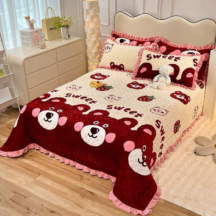 91家纺网 家纺一手货源 找家纺 美达 2025新款A类牛奶绒夹棉床盖 草莓熊