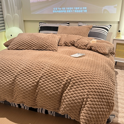 91家纺网 家纺一手货源 找家纺 花漾家居 2023新款波西米亚风金龟绒牛奶绒双拼四件套 都市咖