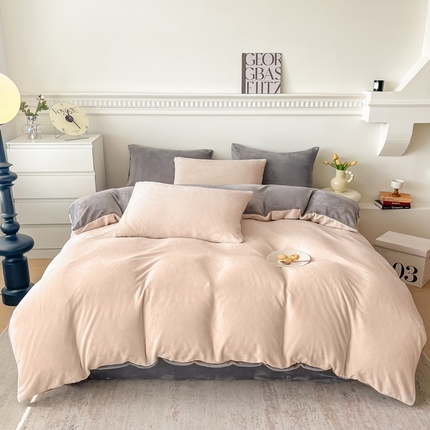 91家纺网 家纺一手货源 找家纺 莎臣豹 2025新款牛奶绒双拼撞色系四件套 米灰