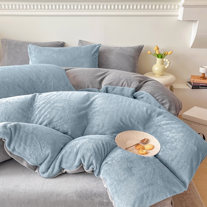 91家纺网 家纺一手货源 找家纺 莎臣豹 2025新款牛奶绒双拼撞色系四件套 浅蓝灰