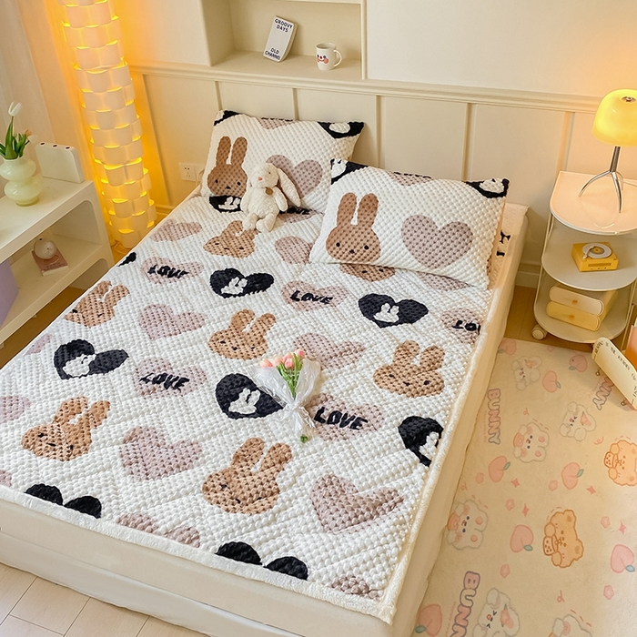 91家纺网 家纺一手货源 找家纺 澳梵家居 2023新款豆豆绒夹棉床护垫 咖啡兔