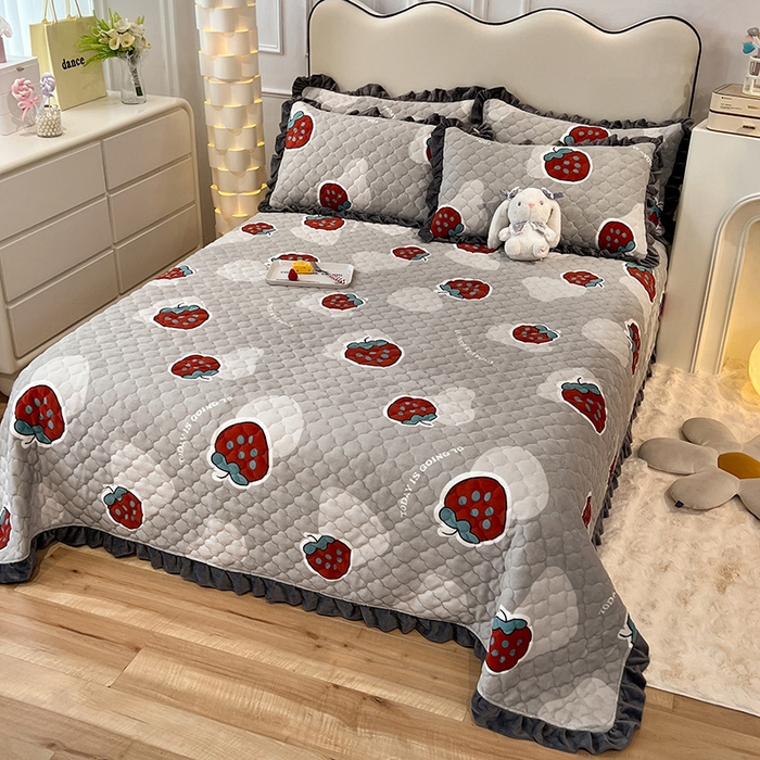 91家纺网 家纺一手货源 找家纺 美达 2025新款A类牛奶绒夹棉床盖 草莓派