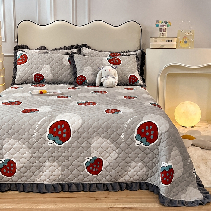 91家纺网 家纺一手货源 找家纺 美达 2025新款A类牛奶绒夹棉床盖 草莓派