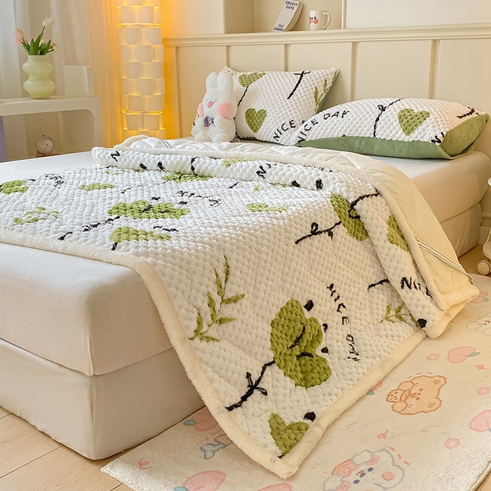 91家纺网 家纺一手货源 找家纺 澳梵家居 2023新款豆豆绒夹棉床护垫 春之物语