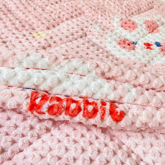 91家纺网 家纺一手货源 找家纺 澳梵家居 2023新款豆豆绒夹棉床护垫 奶油味兔兔